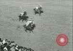 Image course de chevaux à l'hippodrome d'Auteuil Paris France, 1942, de la seconde 42 séquences d'archives historiques vidéo 65675021780