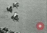 Image course de chevaux à l'hippodrome d'Auteuil Paris France, 1942, de la seconde 43 séquences d'archives historiques vidéo 65675021780