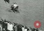 Image course de chevaux à l'hippodrome d'Auteuil Paris France, 1942, de la seconde 44 séquences d'archives historiques vidéo 65675021780