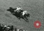 Image course de chevaux à l'hippodrome d'Auteuil Paris France, 1942, de la seconde 47 séquences d'archives historiques vidéo 65675021780