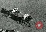 Image course de chevaux à l'hippodrome d'Auteuil Paris France, 1942, de la seconde 48 séquences d'archives historiques vidéo 65675021780