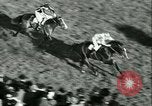 Image course de chevaux à l'hippodrome d'Auteuil Paris France, 1942, de la seconde 49 séquences d'archives historiques vidéo 65675021780