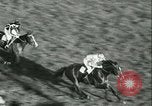Image course de chevaux à l'hippodrome d'Auteuil Paris France, 1942, de la seconde 50 séquences d'archives historiques vidéo 65675021780