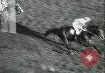 Image course de chevaux à l'hippodrome d'Auteuil Paris France, 1942, de la seconde 51 séquences d'archives historiques vidéo 65675021780