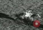 Image course de chevaux à l'hippodrome d'Auteuil Paris France, 1942, de la seconde 52 séquences d'archives historiques vidéo 65675021780