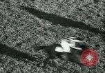Image course de chevaux à l'hippodrome d'Auteuil Paris France, 1942, de la seconde 53 séquences d'archives historiques vidéo 65675021780
