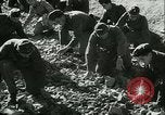 Immagine di Miniera ungherese sapper engineer soldati Ungheria, 1942, secondo 16 filmato di repertorio 65675021781