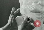 Standbild deutscher Bildhauer Deutschland, 1942, aus Sekunde 29 historischem Filmmaterial Videoclip 65675021787