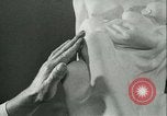 Standbild deutscher Bildhauer Deutschland, 1942, aus Sekunde 30 historischem Filmmaterial Videoclip 65675021787