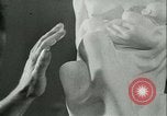 Standbild deutscher Bildhauer Deutschland, 1942, aus Sekunde 31 historischem Filmmaterial Videoclip 65675021787