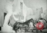 Standbild deutscher Bildhauer Deutschland, 1942, aus Sekunde 55 historischem Filmmaterial Videoclip 65675021787