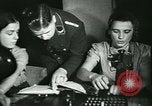 Immagine di Le ragazze tedesche il treno per le comunicazioni di lavoro ad Atene Atene GRECIA, 1942, secondo 18 filmato di repertorio 65675021788