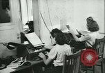 Immagine di Le ragazze tedesche il treno per le comunicazioni di lavoro ad Atene Atene GRECIA, 1942, secondo 33 filmato di repertorio 65675021788