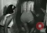 Immagine di Le ragazze tedesche il treno per le comunicazioni di lavoro ad Atene Atene GRECIA, 1942, secondo 46 filmato di repertorio 65675021788