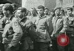 Immagine di Prigionieri alleati hanno marciato in Parigi Parigi Francia, 1944, secondo 4 filmato di repertorio 65675021798