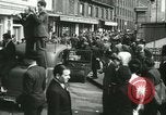 Immagine di Prigionieri alleati hanno marciato in Parigi Parigi Francia, 1944, secondo 9 filmato di repertorio 65675021798