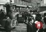 Immagine di Prigionieri alleati hanno marciato in Parigi Parigi Francia, 1944, secondo 10 filmato di repertorio 65675021798