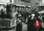 Immagine di Prigionieri alleati hanno marciato in Parigi Parigi Francia, 1944, secondo 13 filmato di repertorio 65675021798