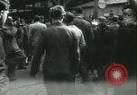 Immagine di Prigionieri alleati hanno marciato in Parigi Parigi Francia, 1944, secondo 16 filmato di repertorio 65675021798