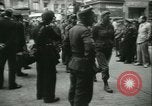 Immagine di Prigionieri alleati hanno marciato in Parigi Parigi Francia, 1944, secondo 17 filmato di repertorio 65675021798