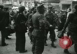 Immagine di Prigionieri alleati hanno marciato in Parigi Parigi Francia, 1944, secondo 18 filmato di repertorio 65675021798