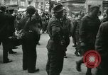 Immagine di Prigionieri alleati hanno marciato in Parigi Parigi Francia, 1944, secondo 20 filmato di repertorio 65675021798