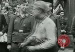 Immagine di Prigionieri alleati hanno marciato in Parigi Parigi Francia, 1944, secondo 22 filmato di repertorio 65675021798