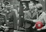 Immagine di Prigionieri alleati hanno marciato in Parigi Parigi Francia, 1944, secondo 23 filmato di repertorio 65675021798