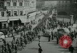 Immagine di Prigionieri alleati hanno marciato in Parigi Parigi Francia, 1944, secondo 24 filmato di repertorio 65675021798