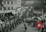 Immagine di Prigionieri alleati hanno marciato in Parigi Parigi Francia, 1944, secondo 25 filmato di repertorio 65675021798