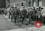 Immagine di Prigionieri alleati hanno marciato in Parigi Parigi Francia, 1944, secondo 31 filmato di repertorio 65675021798