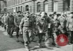Immagine di Prigionieri alleati hanno marciato in Parigi Parigi Francia, 1944, secondo 32 filmato di repertorio 65675021798