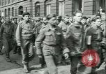 Immagine di Prigionieri alleati hanno marciato in Parigi Parigi Francia, 1944, secondo 33 filmato di repertorio 65675021798