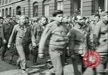 Immagine di Prigionieri alleati hanno marciato in Parigi Parigi Francia, 1944, secondo 34 filmato di repertorio 65675021798