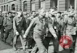 Immagine di Prigionieri alleati hanno marciato in Parigi Parigi Francia, 1944, secondo 35 filmato di repertorio 65675021798