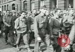 Immagine di Prigionieri alleati hanno marciato in Parigi Parigi Francia, 1944, secondo 36 filmato di repertorio 65675021798
