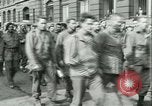 Immagine di Prigionieri alleati hanno marciato in Parigi Parigi Francia, 1944, secondo 37 filmato di repertorio 65675021798