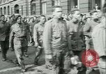 Immagine di Prigionieri alleati hanno marciato in Parigi Parigi Francia, 1944, secondo 38 filmato di repertorio 65675021798