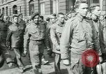 Immagine di Prigionieri alleati hanno marciato in Parigi Parigi Francia, 1944, secondo 39 filmato di repertorio 65675021798