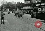 Immagine di Prigionieri alleati hanno marciato in Parigi Parigi Francia, 1944, secondo 42 filmato di repertorio 65675021798