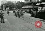 Immagine di Prigionieri alleati hanno marciato in Parigi Parigi Francia, 1944, secondo 43 filmato di repertorio 65675021798