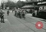 Immagine di Prigionieri alleati hanno marciato in Parigi Parigi Francia, 1944, secondo 44 filmato di repertorio 65675021798