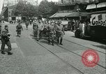 Immagine di Prigionieri alleati hanno marciato in Parigi Parigi Francia, 1944, secondo 45 filmato di repertorio 65675021798
