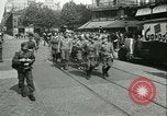 Immagine di Prigionieri alleati hanno marciato in Parigi Parigi Francia, 1944, secondo 46 filmato di repertorio 65675021798