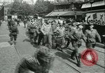 Immagine di Prigionieri alleati hanno marciato in Parigi Parigi Francia, 1944, secondo 48 filmato di repertorio 65675021798