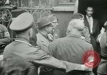 Immagine di Prigionieri alleati hanno marciato in Parigi Parigi Francia, 1944, secondo 50 filmato di repertorio 65675021798
