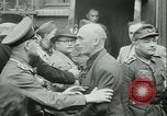 Immagine di Prigionieri alleati hanno marciato in Parigi Parigi Francia, 1944, secondo 51 filmato di repertorio 65675021798