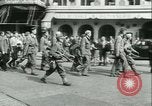 Immagine di Prigionieri alleati hanno marciato in Parigi Parigi Francia, 1944, secondo 54 filmato di repertorio 65675021798