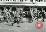 Immagine di Prigionieri alleati hanno marciato in Parigi Parigi Francia, 1944, secondo 55 filmato di repertorio 65675021798