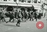 Immagine di Prigionieri alleati hanno marciato in Parigi Parigi Francia, 1944, secondo 56 filmato di repertorio 65675021798